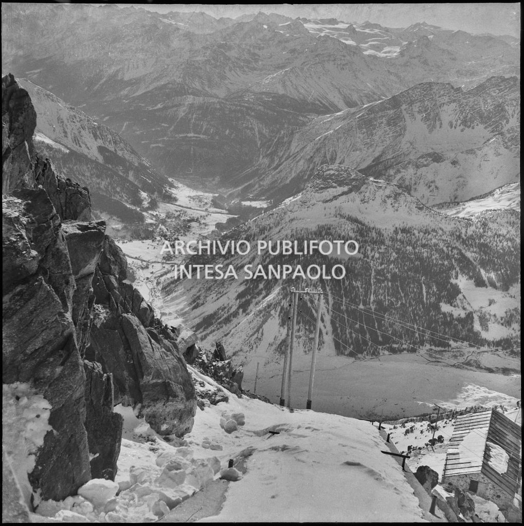Il paese di Courmayeur innevato visto dal Monte Bianco<br>240359