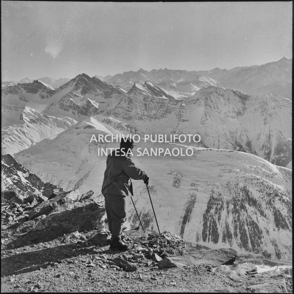 Escursionista sul Colle del Gigante nel pressi del Rifugio Torino di Courmayeur<br>240360