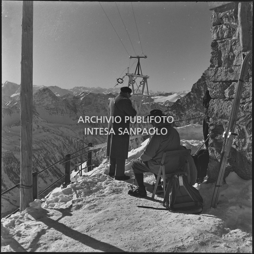 Escursionisti presso il Rifugio Torino di Courmayeur, sul Colle del Gigante<br>240361