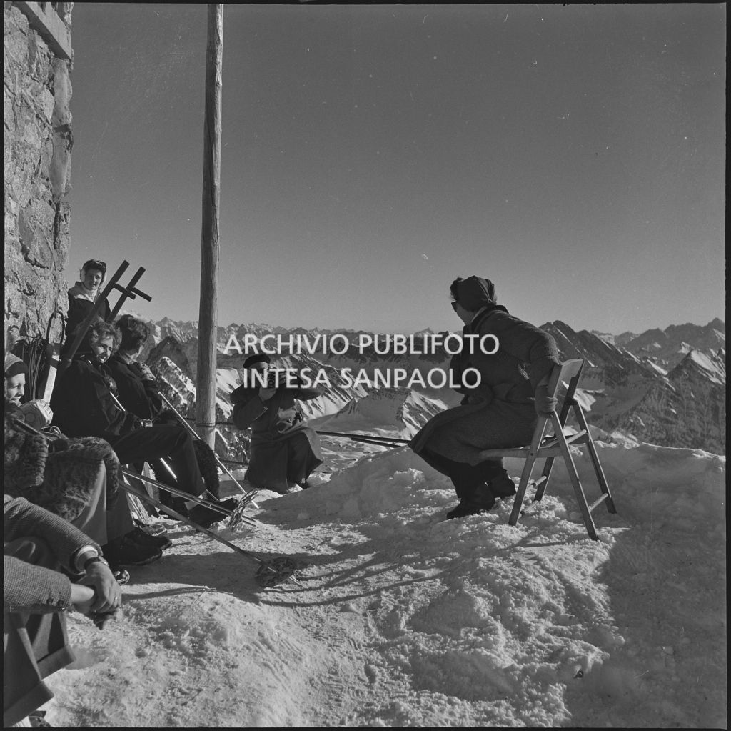Escursionista in posa per una foto presso il Rifugio Torino di Courmayeur, sul Colle del Gigante<br>240362