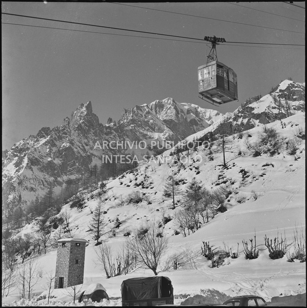 Vista sulla funivia del Monte Bianco<br>240367