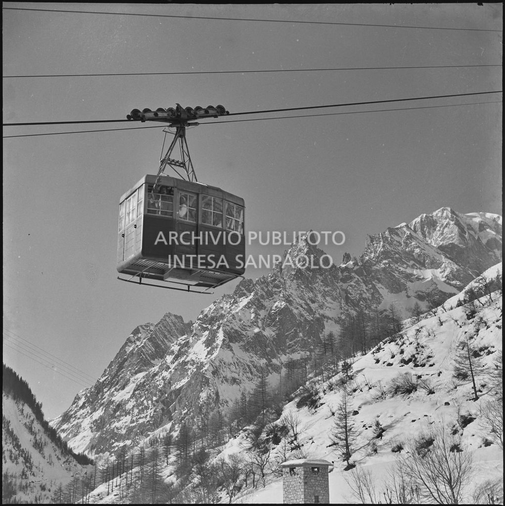 Un uomo saluta dalla funivia del Monte Bianco<br>240368