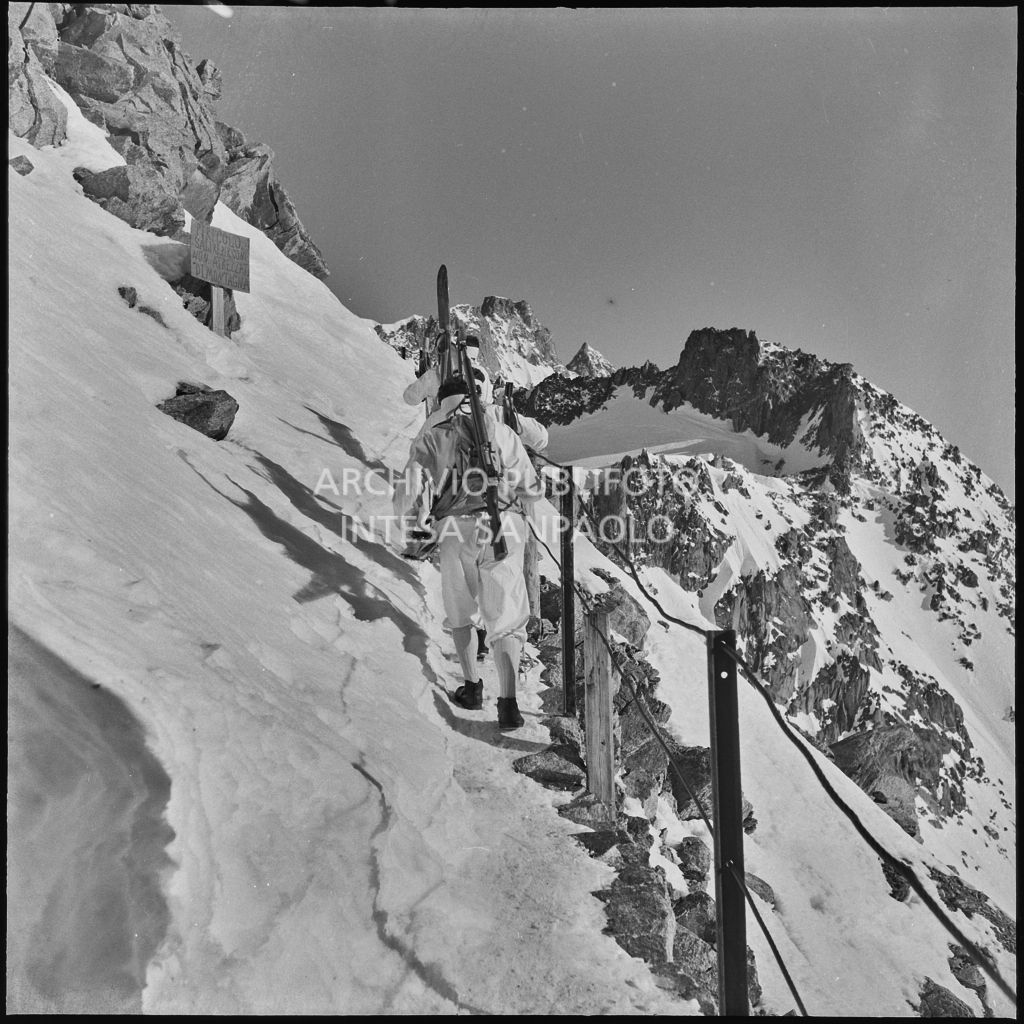 Alpini della scuola di Aosta sul Monte Bianco<br>240369