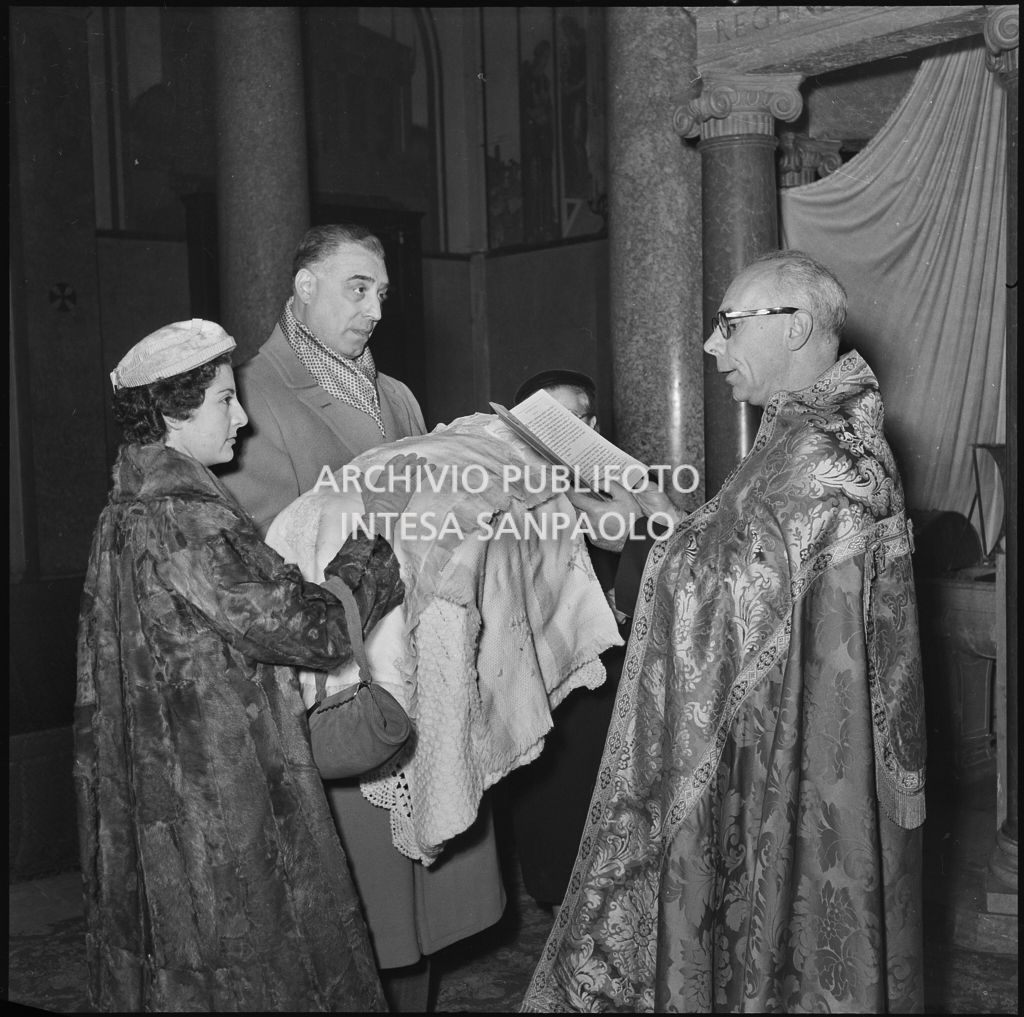 Un momento della celebrazione del battesimo della nipote di Dino Villani in una chiesa di Milano<br>240373