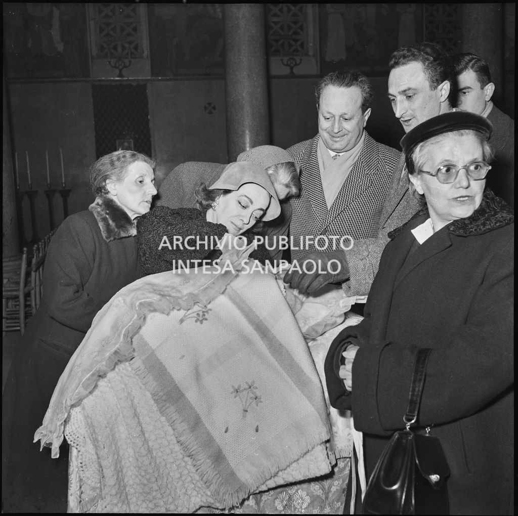 Un momento della celebrazione del battesimo della nipote di Dino Villani in una chiesa di Milano<br>240374