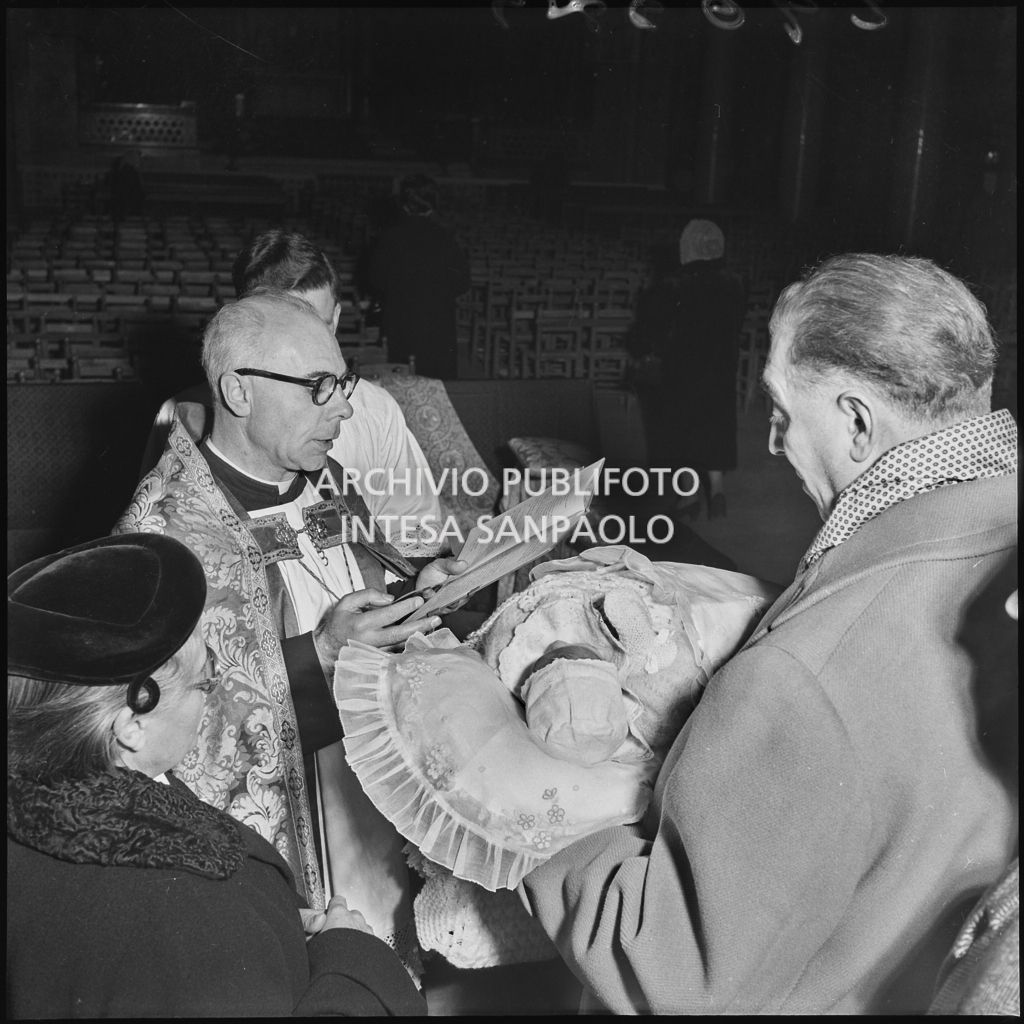 Un momento della celebrazione del battesimo della nipote di Dino Villani in una chiesa di Milano<br>240375