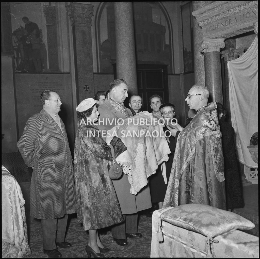 Un momento della celebrazione del battesimo della nipote di Dino Villani in una chiesa di Milano<br>240376