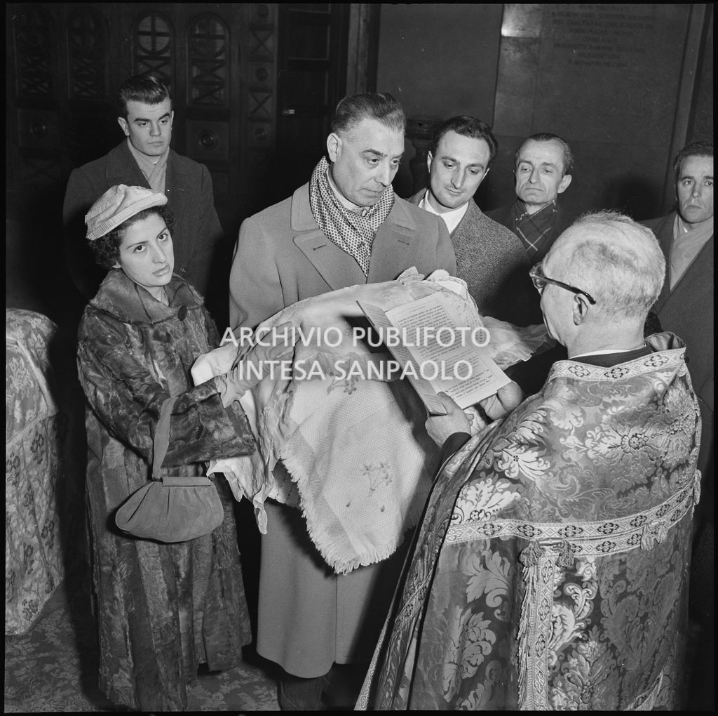 Un momento della celebrazione del battesimo della nipote di Dino Villani in una chiesa di Milano<br>240378