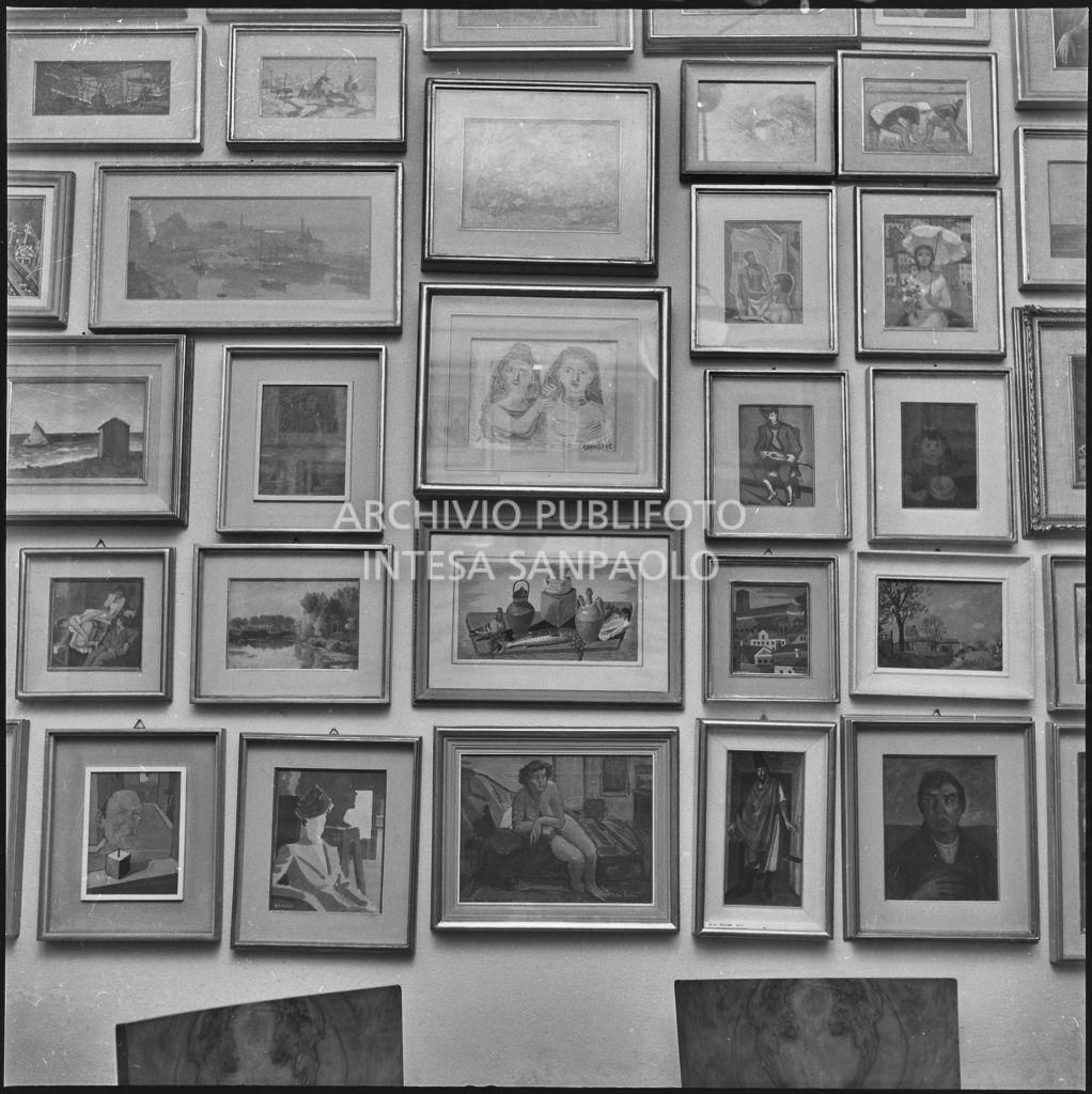 Quadri di arte contemporanea affissi nella casa di Dino Villani<br>240380