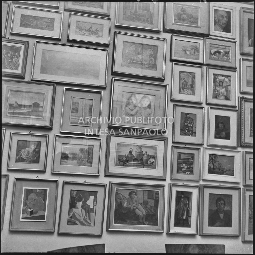 Quadri di arte contemporanea affissi nella casa di Dino Villani<br>240381