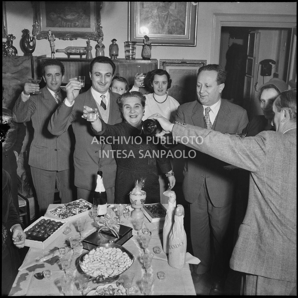 Brindisi al ricevimento dopo il battesimo della nipote di Dino Villani (secondo da destra)<br>240393