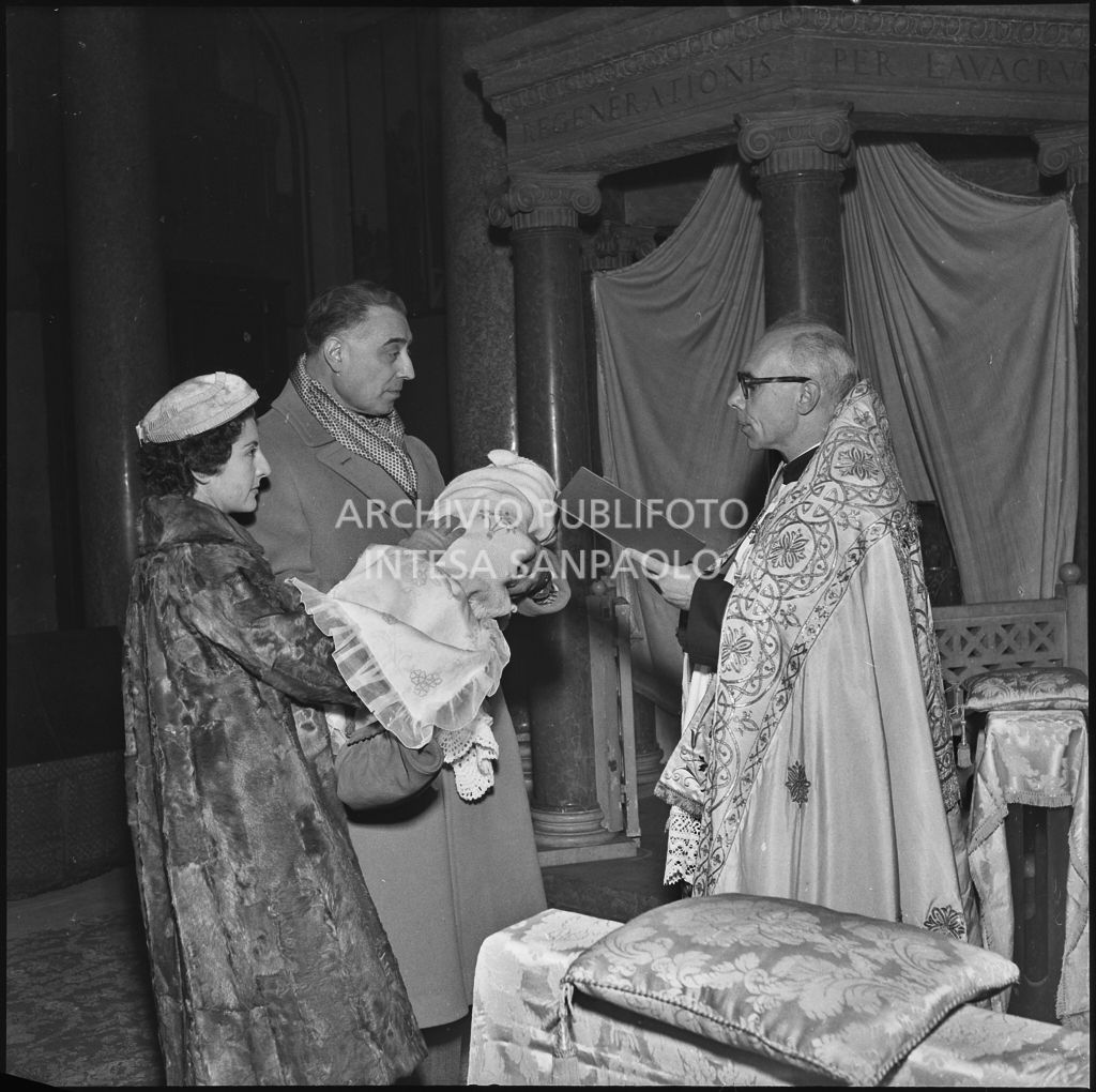 Un momento della celebrazione del battesimo della nipote di Dino Villani in una chiesa di Milano<br>240397