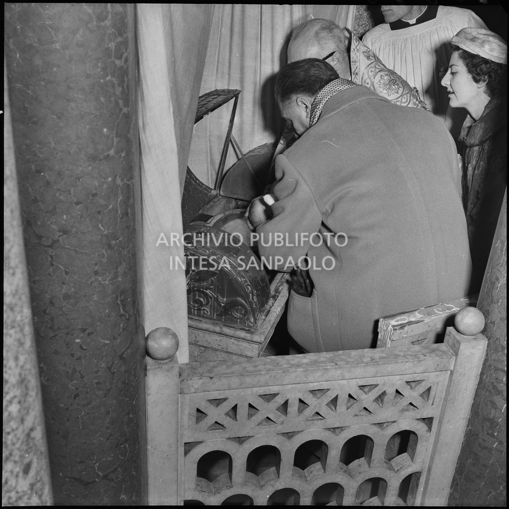 Un momento della celebrazione del battesimo della nipote di Dino Villani in una chiesa di Milano<br>240398