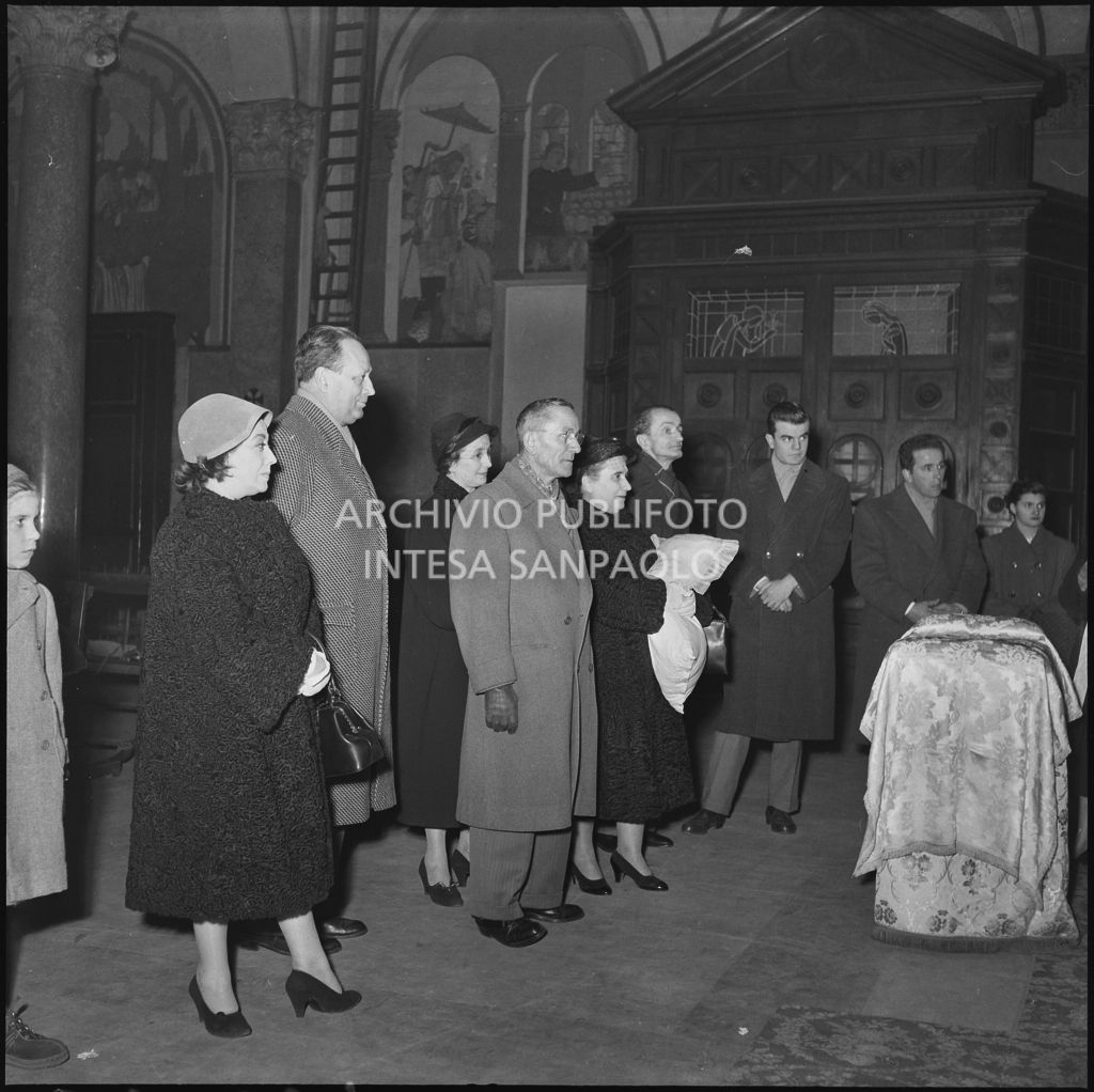 Un momento della celebrazione del battesimo della nipote di Dino Villani (primo da sinistra) in una chiesa di Milano<br>240399