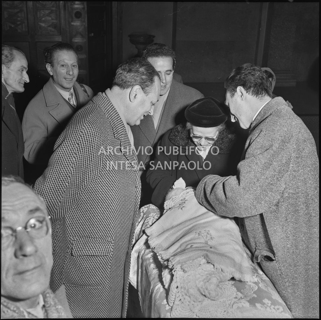 Un momento della celebrazione del battesimo della nipote di Dino Villani (terzo da sinistra) in una chiesa di Milano<br>240400