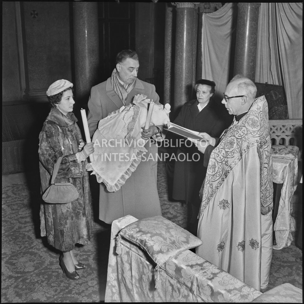 Un momento della celebrazione del battesimo della nipote di Dino Villani in una chiesa di Milano<br>240402