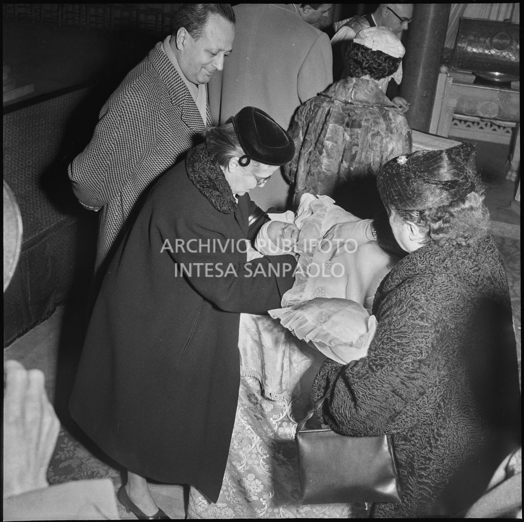 Un momento della celebrazione del battesimo della nipote di Dino Villani (a sinistra) in una chiesa di Milano<br>240404