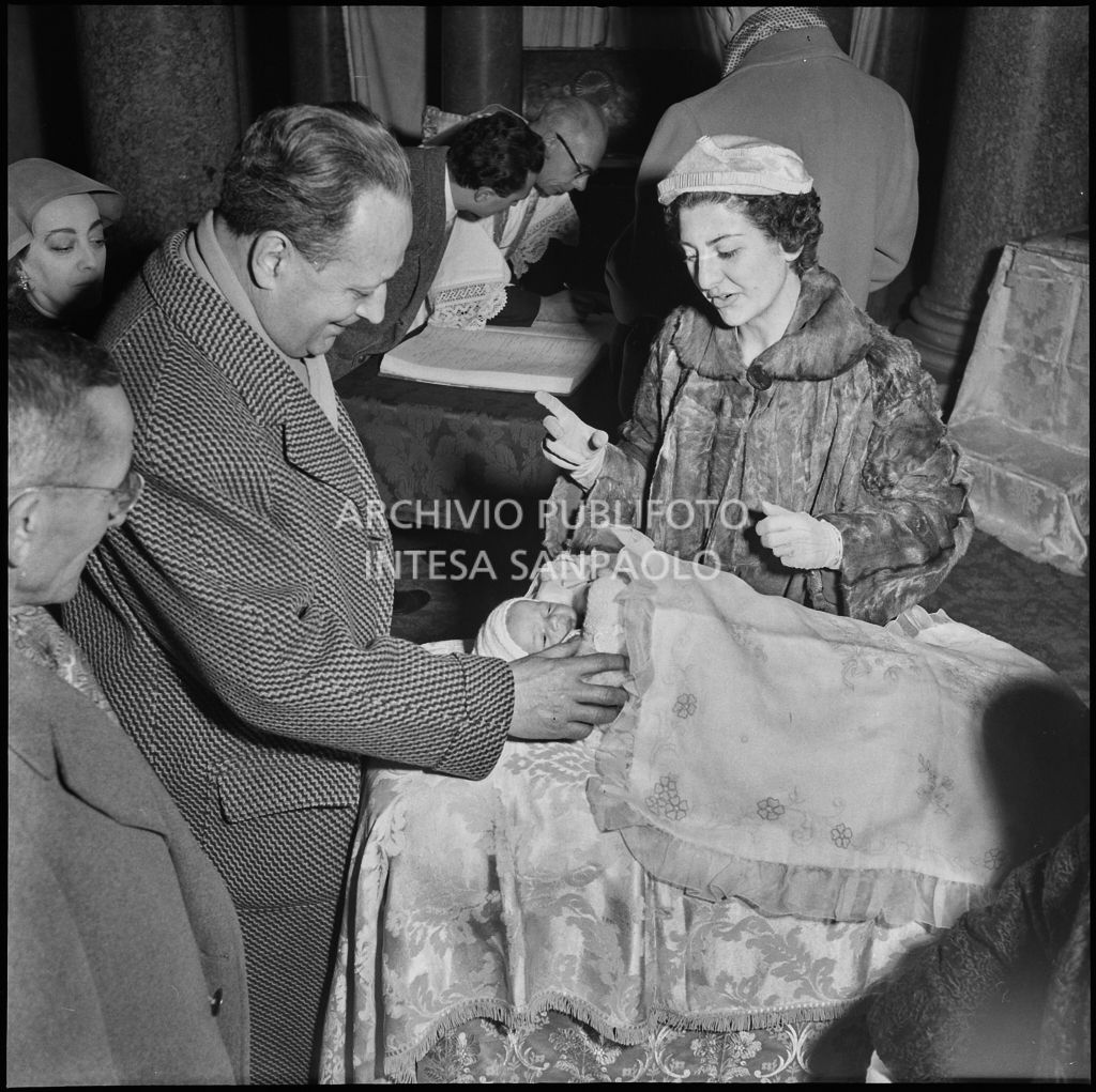 Dino Villani con la nipote durante la celebrazione del battesimo in una chiesa di Milano<br>240405