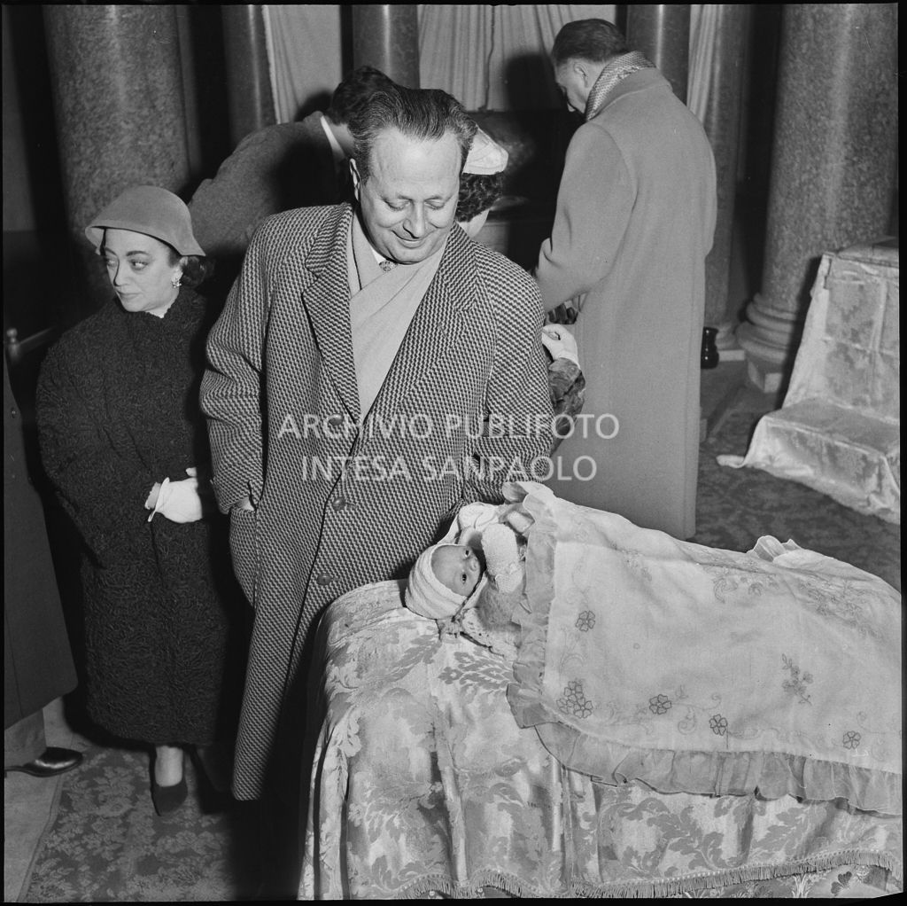Dino Villani con la nipote durante la celebrazione del battesimo in una chiesa di Milano<br>240406