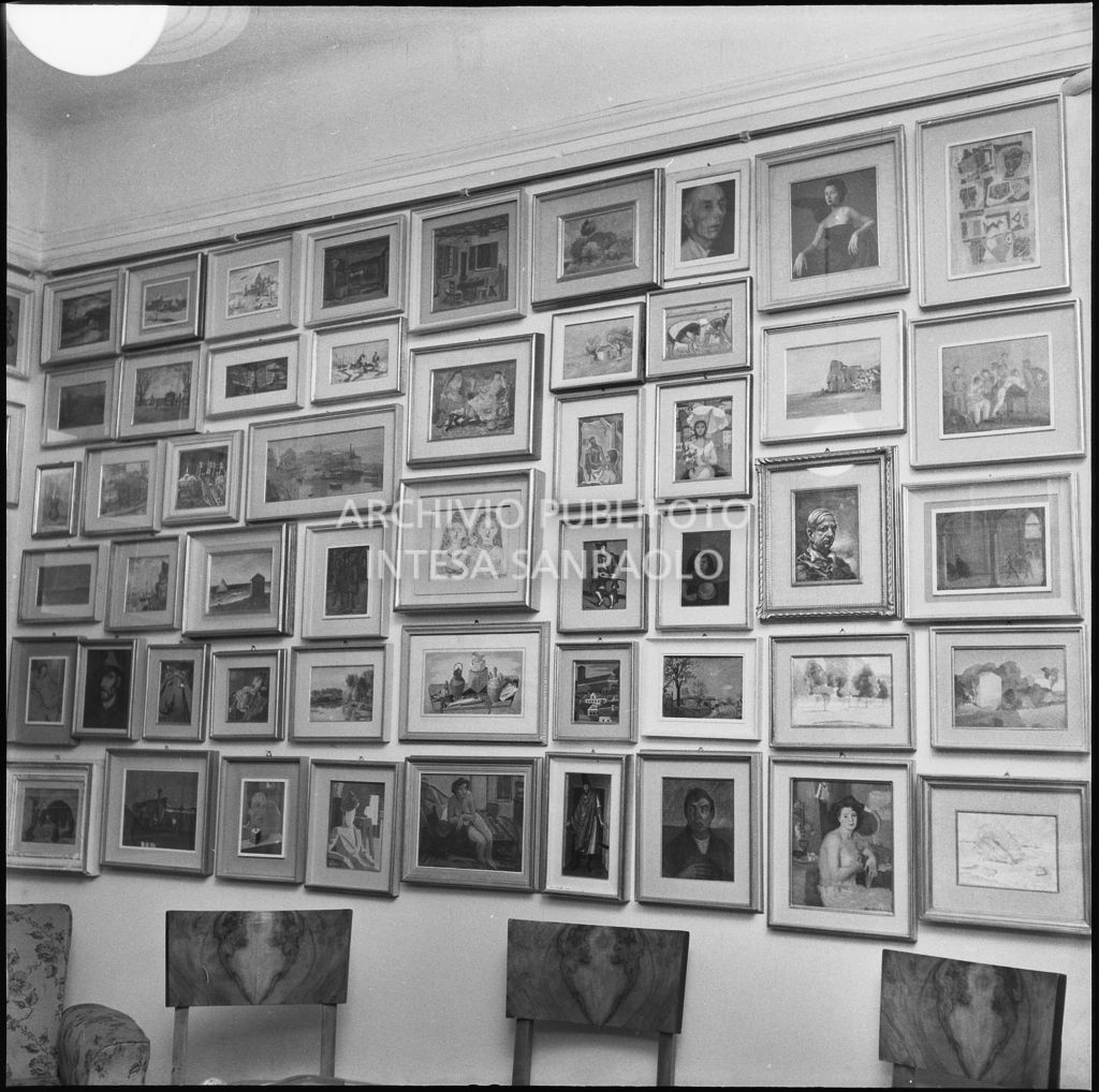 Quadri di arte contemporanea affissi nella casa di Dino Villani<br>240407