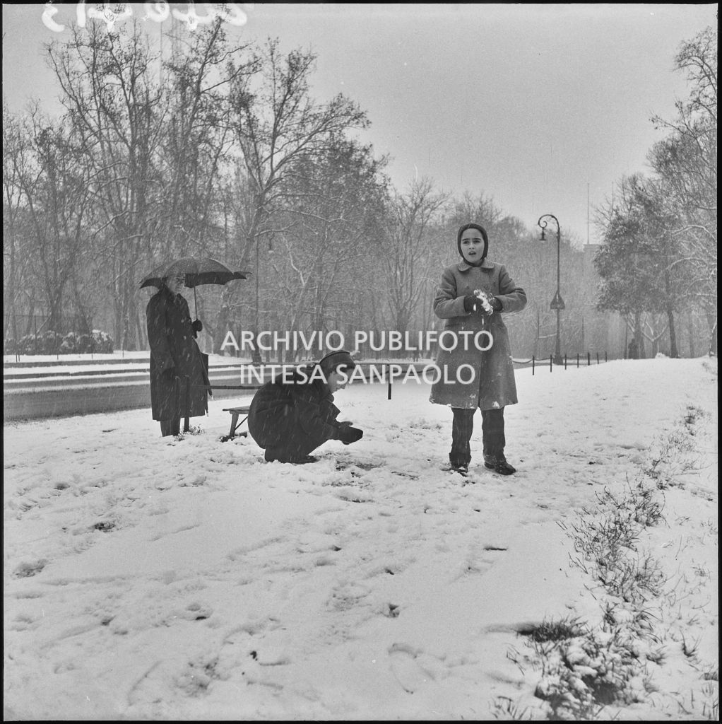 Bambini giocano con la neve nel parco del Castello Sforzesco di Milano<br>240413