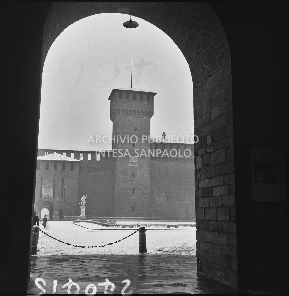 Piazza delle Armi con la Torre di Bona di Savoia, visibile la statua di San Giovanni Nepomuceno<br>240415