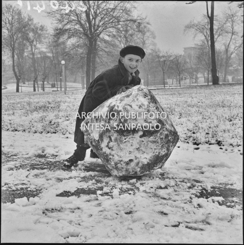 Un bambino con una palla di neve gigante<br>240416