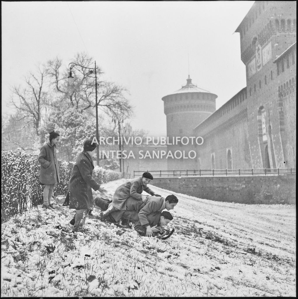 Un gruppo di bambini gioca con uno slittino nel fossato esterno del Castello Sforzesco<br>240417