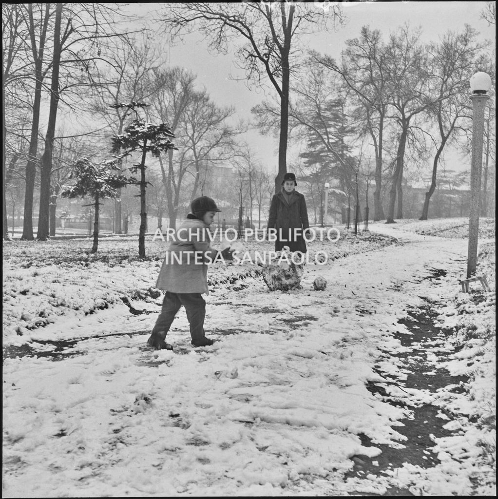 Un gruppo di bambini giocano a palle di neve all'esterno del Castello Sforzesco<br>240420