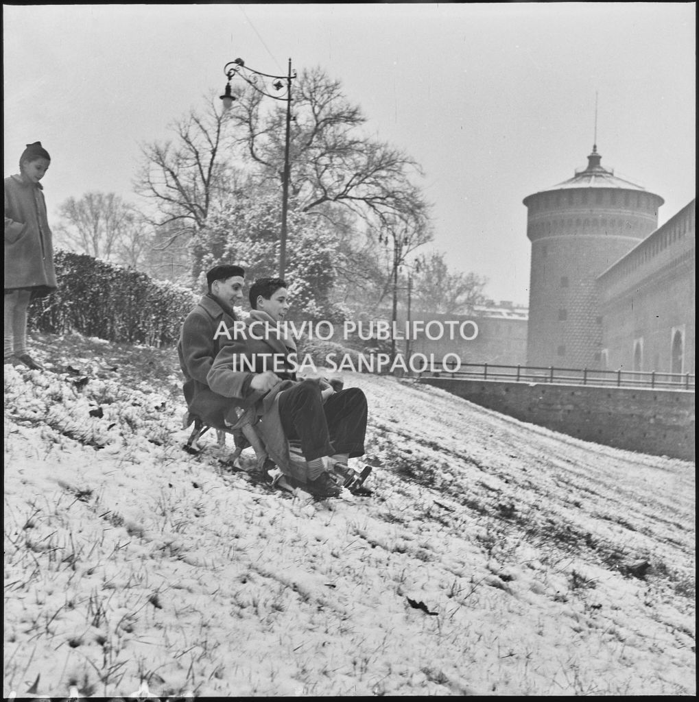 Un gruppo di bambini gioca con uno slittino nel fossato esterno del Castello Sforzesco<br>240421
