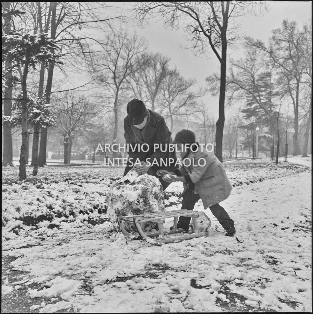 Due bambini giocano con uno slittino all'esterno del Castello Sforzesco<br>240422