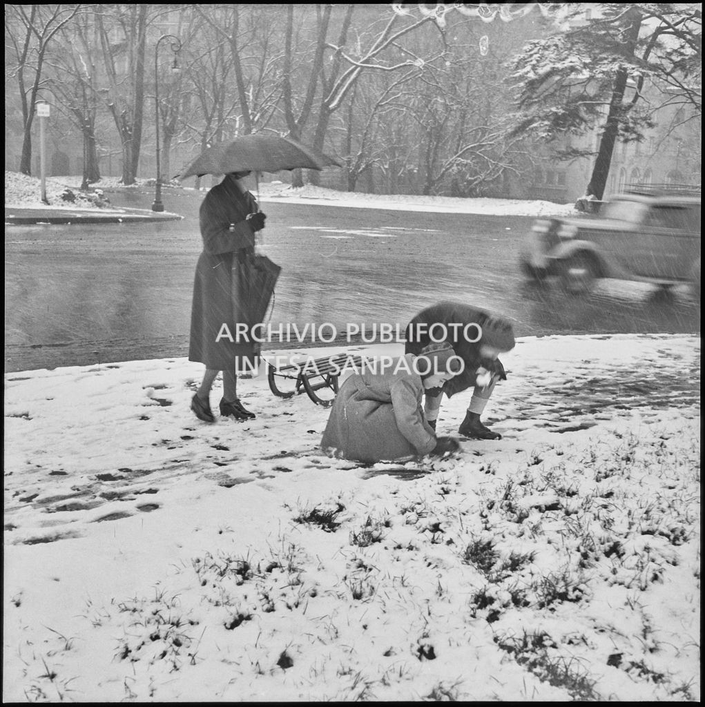 Due bambini giocano con uno slittino all'esterno del Castello Sforzesco<br>240426