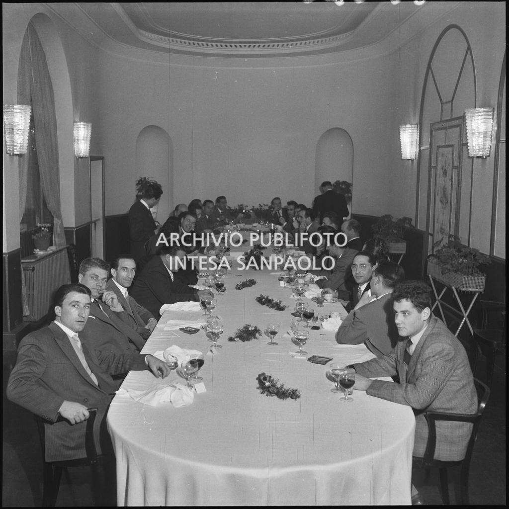 Un momento del banchetto organizzato dalla Atkinson al ristorante Giannino di Milano<br>240435