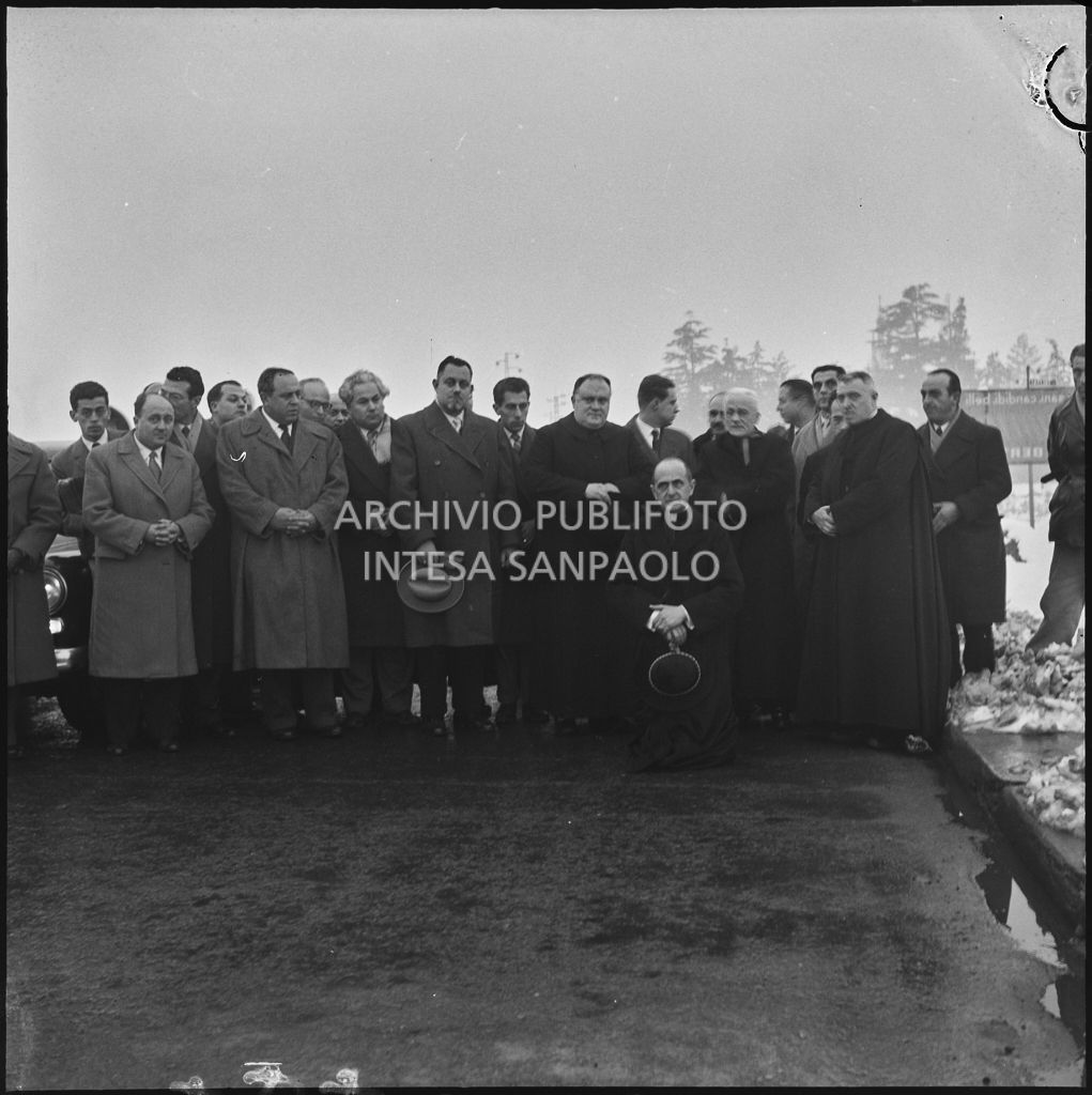 Il cardinale Giovanni Montini si inginocchia nei pressi di San Donato Milanese durante il suo viaggio verso Milano a seguito della nomina ad arcivescovo<br>240447