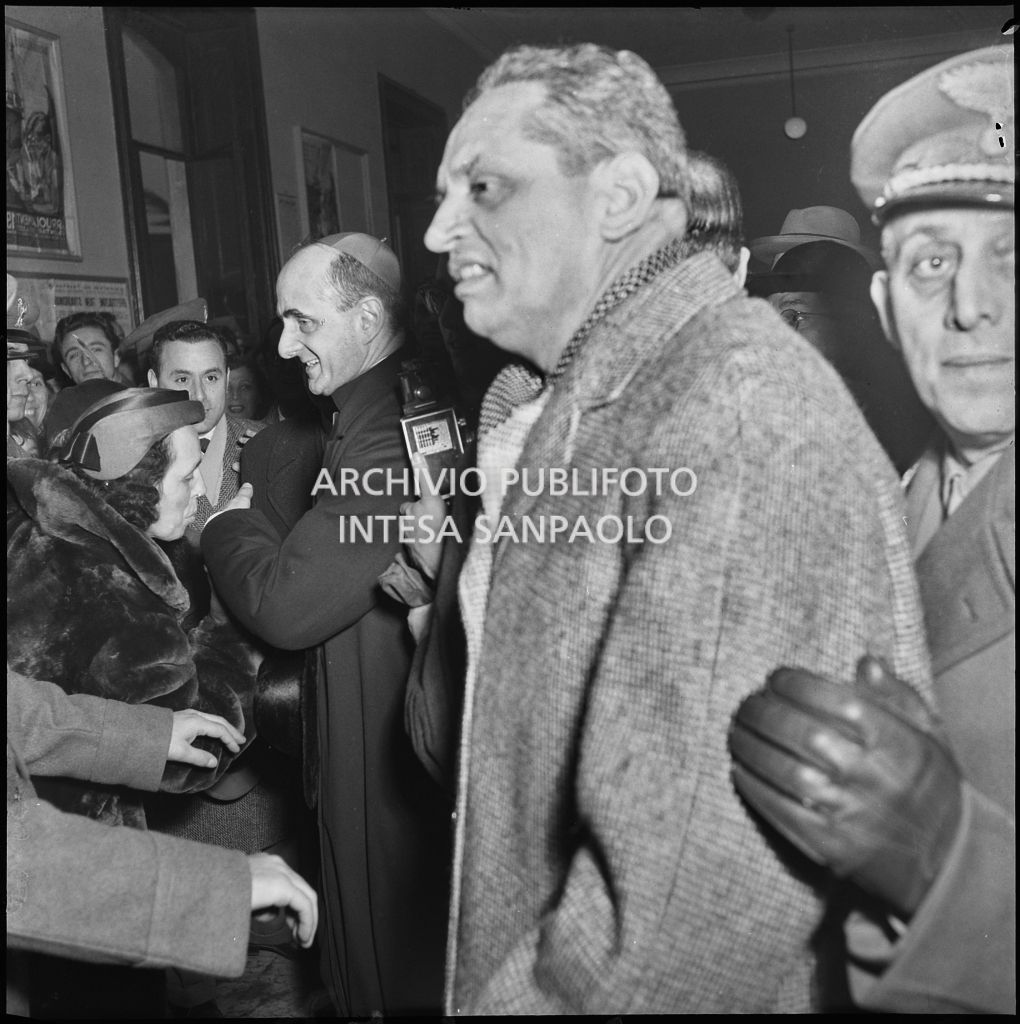 Accoglienza riservata al cardinale Giovanni Montini durante il suo viaggio verso Milano a seguito della nomina ad arcivescovo<br>240448