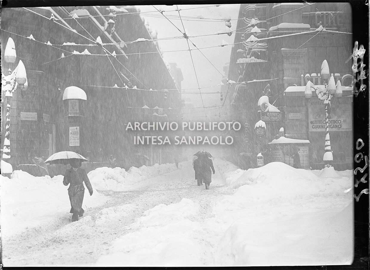 70 cm di neve. Diversi aspetti di Milano paralizzata e varie