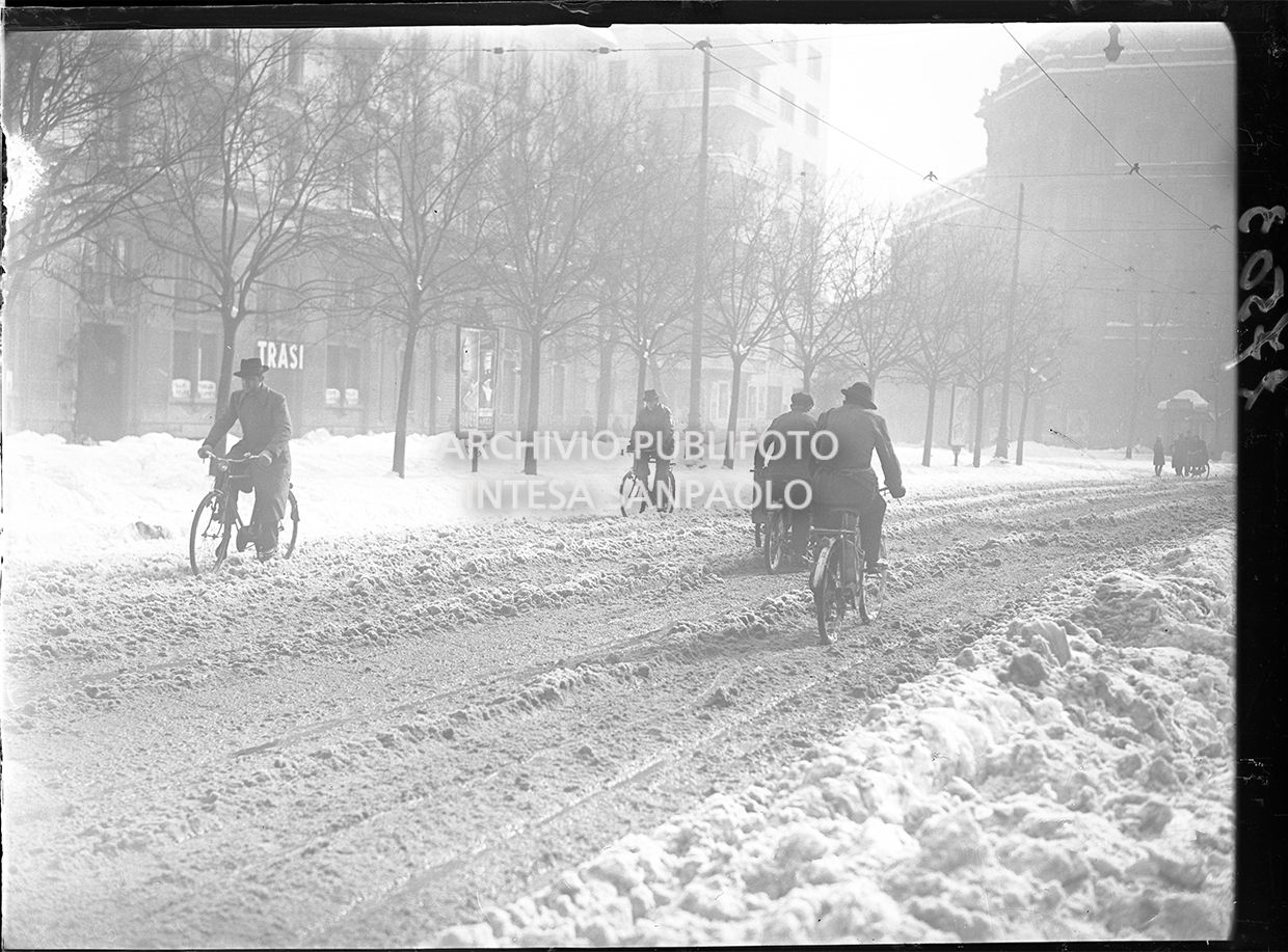 70 cm di neve. Diversi aspetti di Milano paralizzata e varie