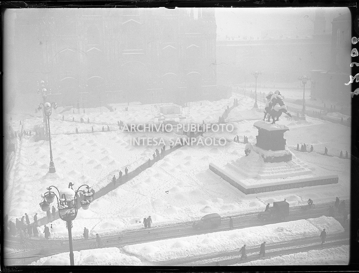 70 cm di neve. Diversi aspetti di Milano paralizzata e varie