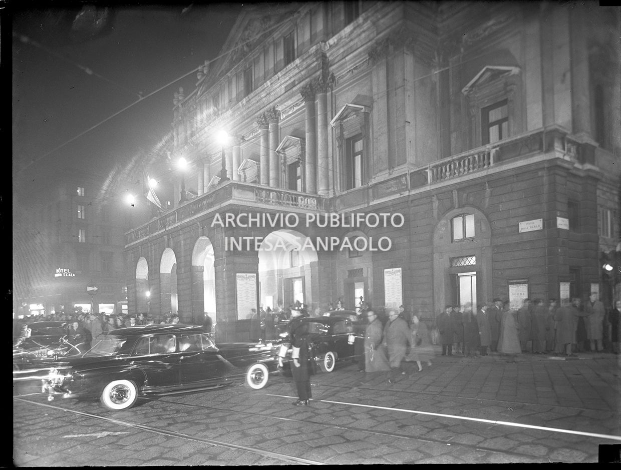 Ripresa notturna del Teatro alla Scala in occasione della serata inaugurale della stagione lirica 1955-1956 con l'opera "Norma" di Vincenzo Bellini, diretta da Antonino Votto, con la regia di Margherita Wallmann