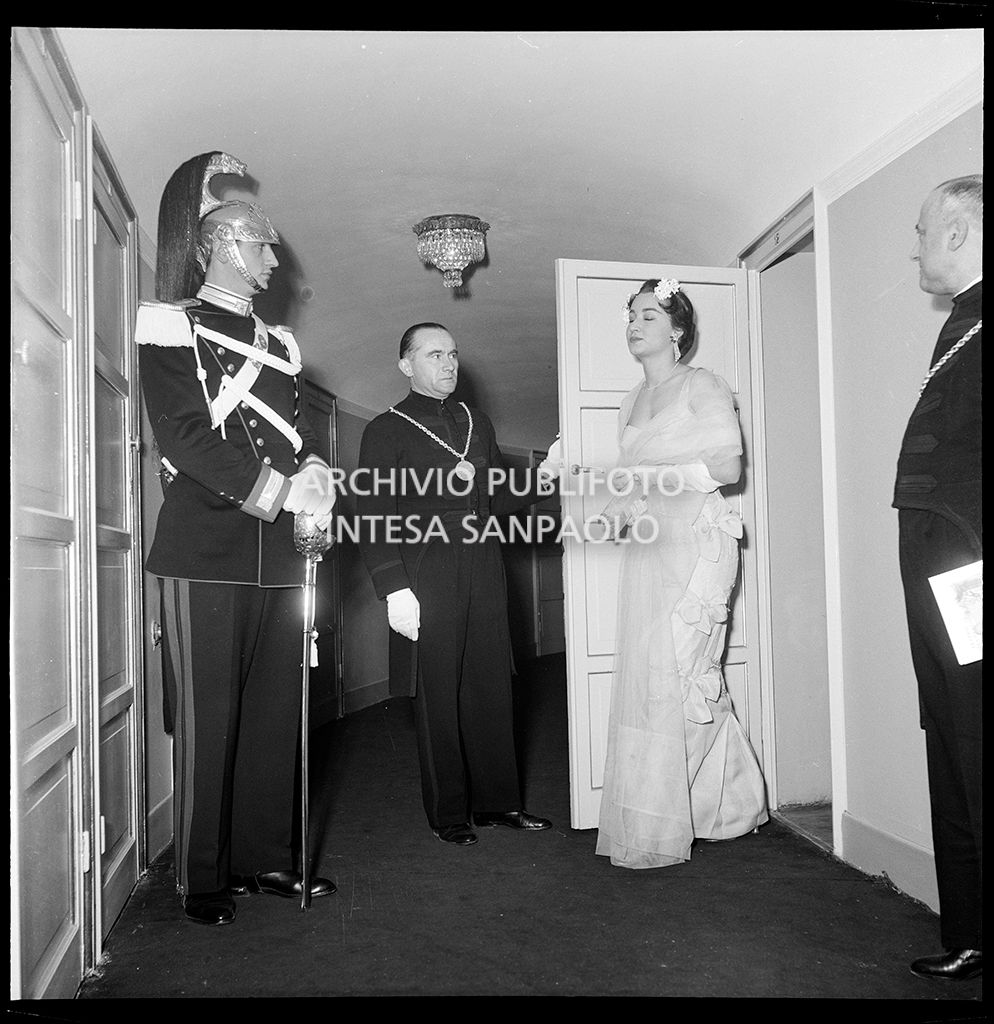 Giovanna Lomazzi al Teatro alla Scala in occasione dell'inaugurazione della stagione lirica 1955-1956 con l'opera "Norma" di Vincenzo Bellini, diretta da Antonino Votto con la regia di Margherita Wallmann