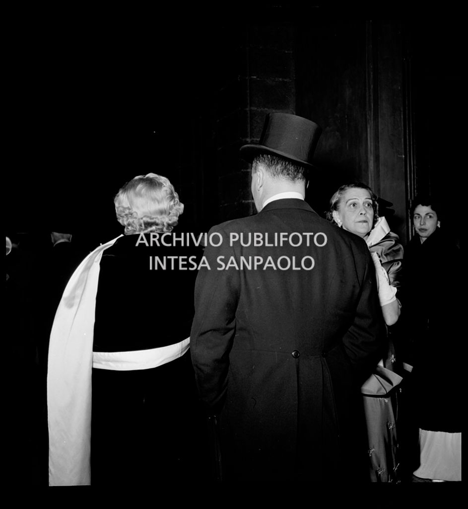 Lo stilista Pierre Balmain al Teatro alla Scala in occasione dell'inaugurazione della stagione lirica 1955-1956 con l'opera "Norma" di Vincenzo Bellini, diretta da Antonino Votto con la regia di Margherita Wallmann
