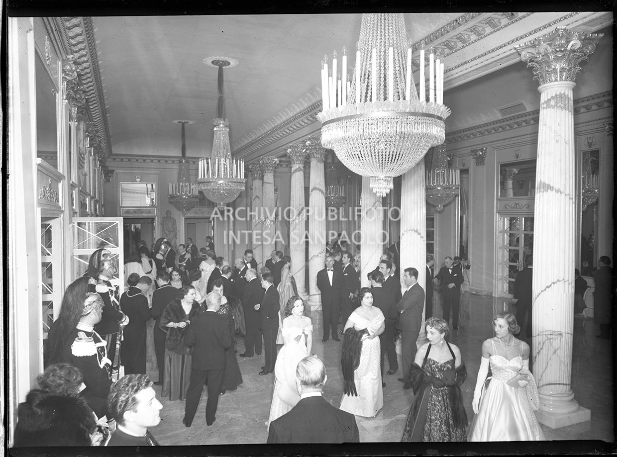 Spettatori nel foyer del Teatro alla Scala in occasione della serata inaugurale della stagione lirica 1955-1956 con l'opera "Norma" di Vincenzo Bellini, diretta da Antonino Votto, con la regia di Margherita Wallmann