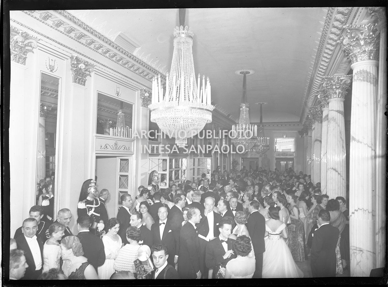 Spettatori nel foyer del Teatro alla Scala in occasione della serata inaugurale della stagione lirica 1955-1956 con l'opera "Norma" di Vincenzo Bellini, diretta da Antonino Votto, con la regia di Margherita Wallmann