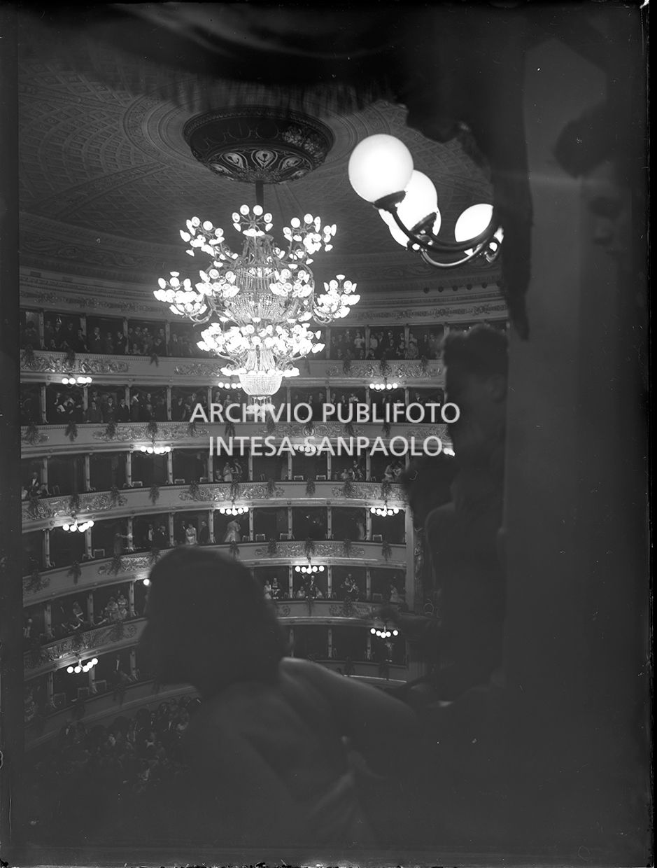 Scorcio dall'alto dell'interno del Teatro alla Scala, in occasione della serata inaugurale della stagione lirica 1955-1956 con l'opera "Norma" di Vincenzo Bellini, diretta da Antonino Votto, con la regia di Margherita Wallmann