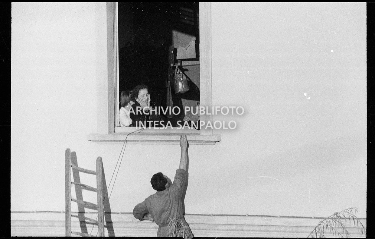 Sante Zennaro poco prima di introdursi, attraverso la finestra, all'interno della scuola elementare di Terrazzano, frazione di Rho in provincia di Milano, dove i due fratelli Santato tengono in ostaggio i bambini e le tre maestre