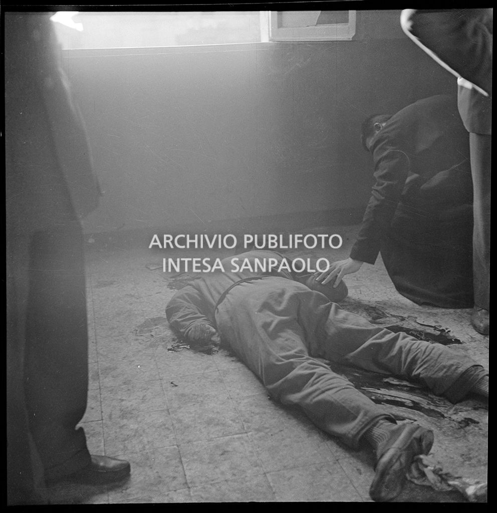 Il corpo senza vita di Sante Zennaro, ucciso dal "fuoco amico", all'interno della scuola elementare di Terrazzano, frazione di Rho in provincia di Milano, dove, con il suo intervento, ha permesso la liberazione degli alunni e delle maestre sequestrate dai fratelli Santato