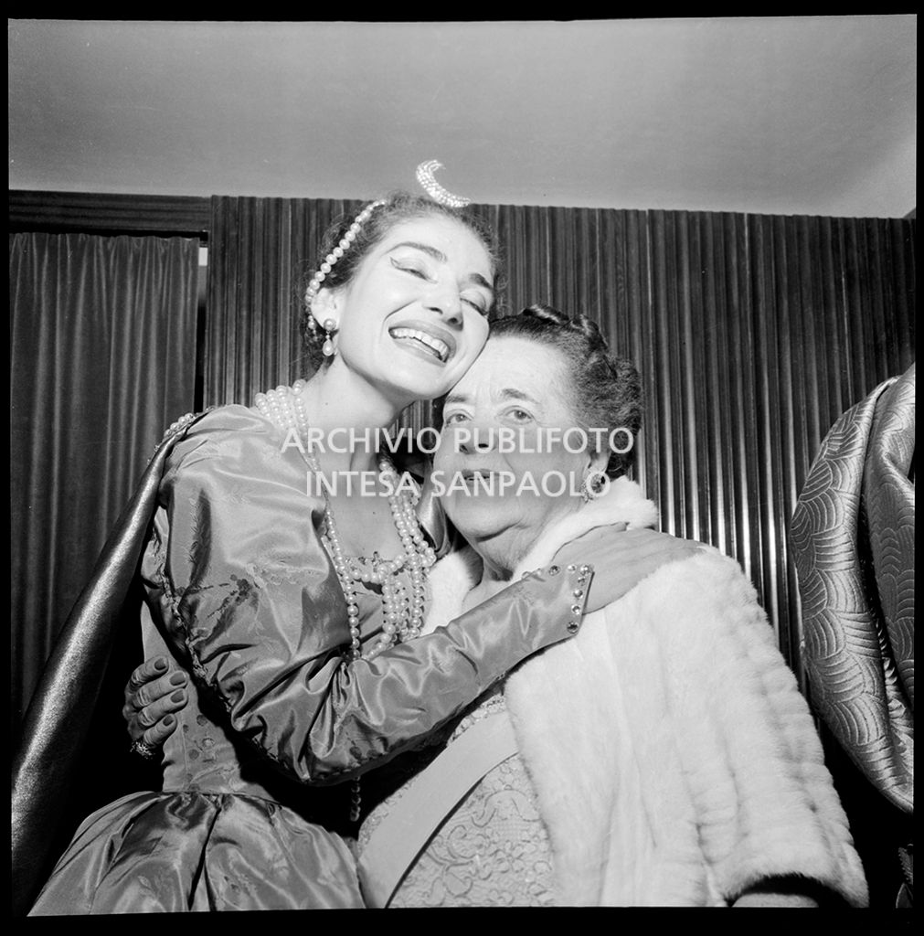 La soprano Maria Callas, in costume di scena, ritratta con  la giornalista Elsa Maxwell al Teatro alla Scala in occasione della rappresentazione di "Ifigenia in Tauride"