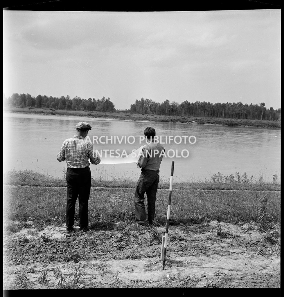 Due uomini eseguono dei rilievi, sul fiume Po, nei pressi di Mortizza<br>383227