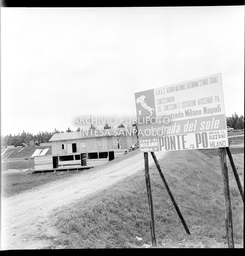 Cartello che segnala il cantiere per la costruzione del ponte dell'Autostrada del Sole, sul fiume Po, nei pressi di Mortizza<br>383228