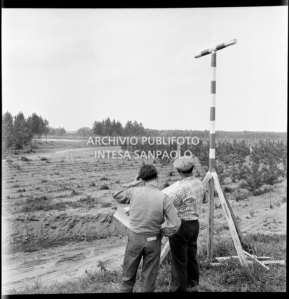Due uomini eseguono dei rilievi, sul fiume Po, nei pressi di Mortizza<br>383229